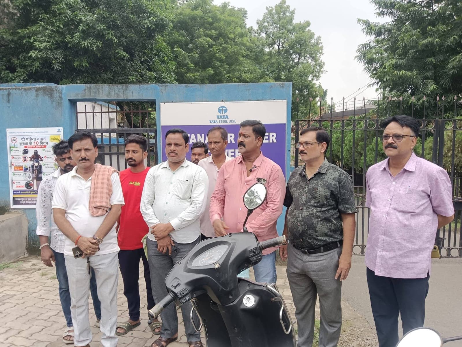 इस्ट प्लांट बस्ती में गंदे पानी की सप्लाई पर फूटा लोगों का गुस्सा, वाटर प्लांट पर प्रदर्शन