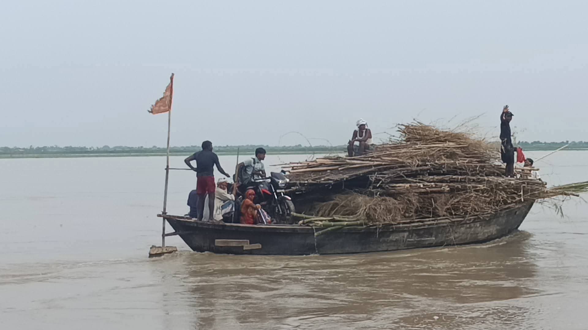 सरायगढ़ में कोशी के बढ़ते जलस्तर से तटबंध के भीतर दहशत: 1.73 लाख क्यूसेक डिस्चार्ज की संभावना