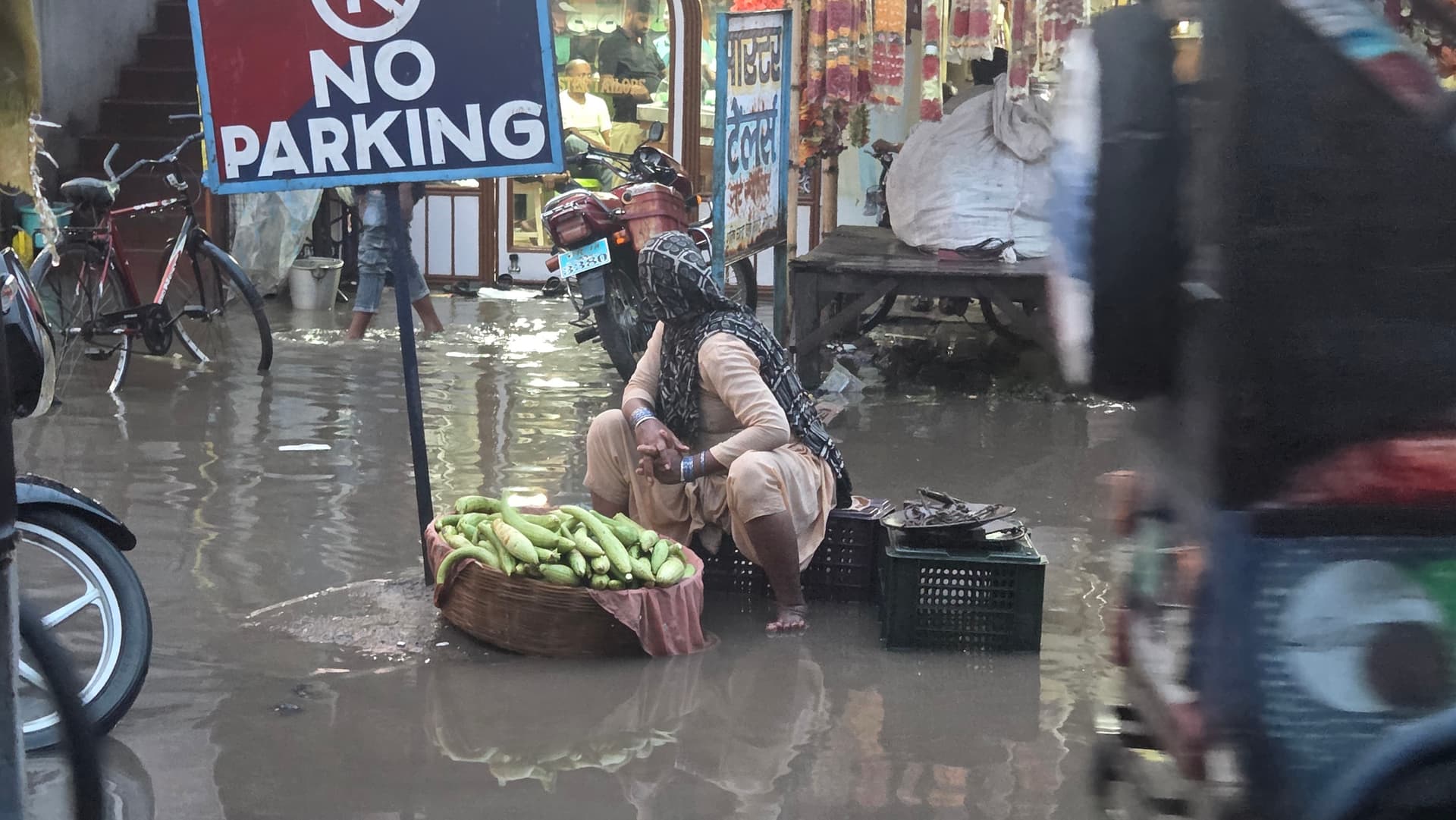 मुख्य बाजार में दो घंटे की बारिश से घुटनों तक पानी, फुटपाथ विक्रेताओं व दुकानदारों को भारी परेशानी