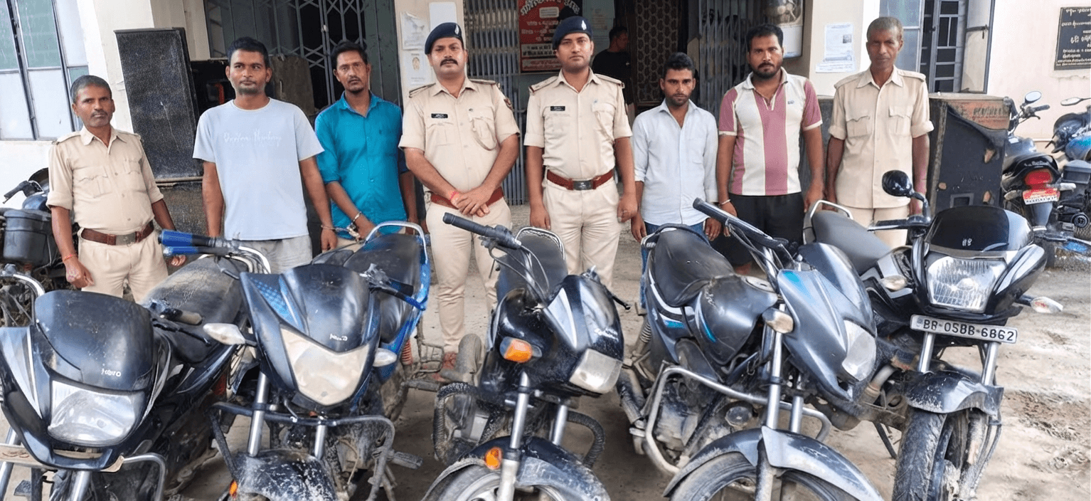 पुलिस भी देखकर रह गई हैरान, बाइक के अंदर बना रखा था ऐसा सीक्रेट ठिकाना, निकली शराब की बड़ी खेप