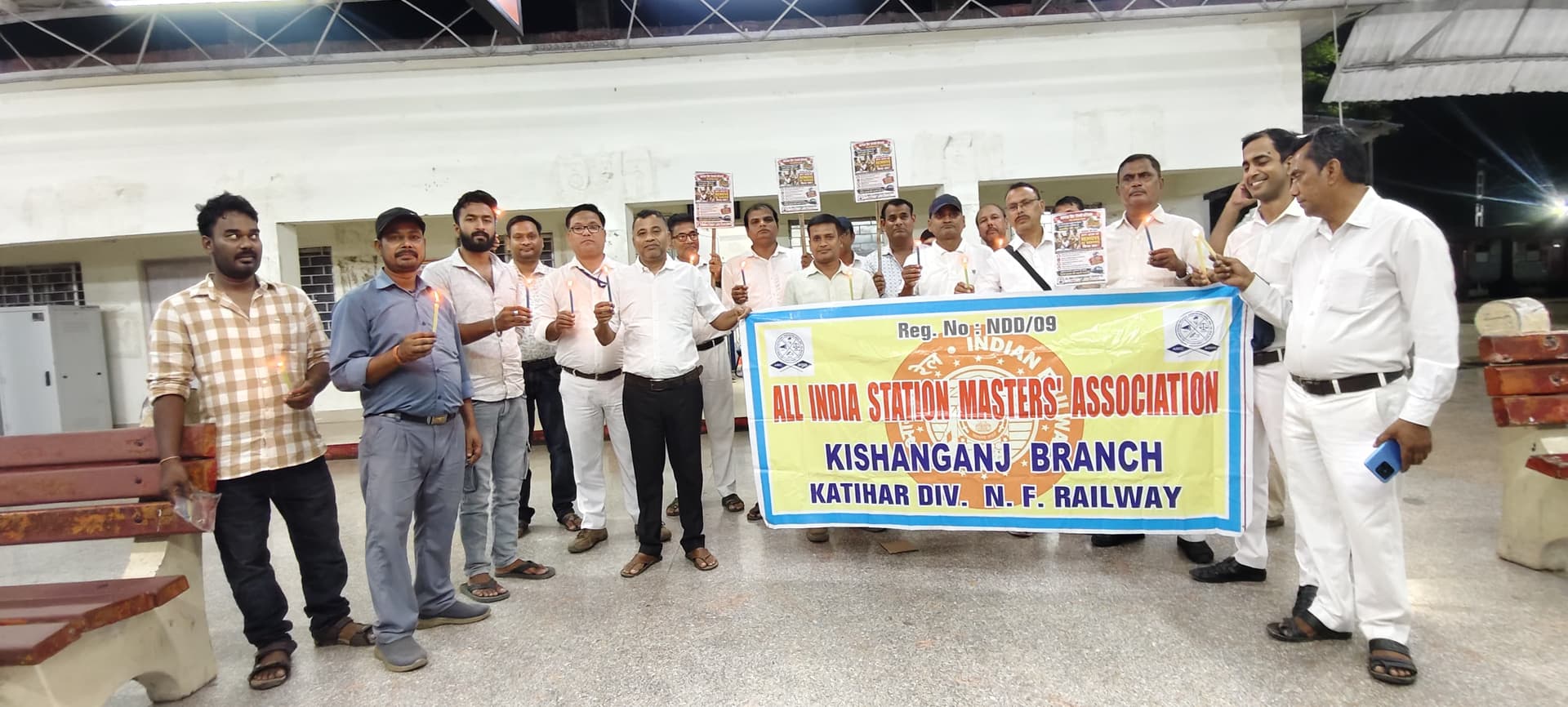 दोषी आरपीएफ पर जल्द से जल्द कार्रवाई करने की मांग को लेकर पर रेल कर्मियों ने निकाला कैंडल मार्च