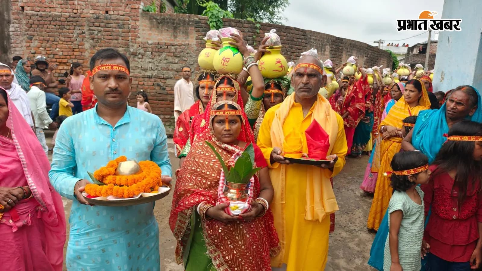 मठ गुलनी में 405 महिलाओं की भव्य कलशयात्रा, श्रद्धा और भक्ति से सराबोर हुआ पूरा गांव. मठ गुलनी में 405 महिलाओं की भव्य कलशयात्रा, श्रद्धा और भक्ति से सराबोर हुआ पूरा गांव.