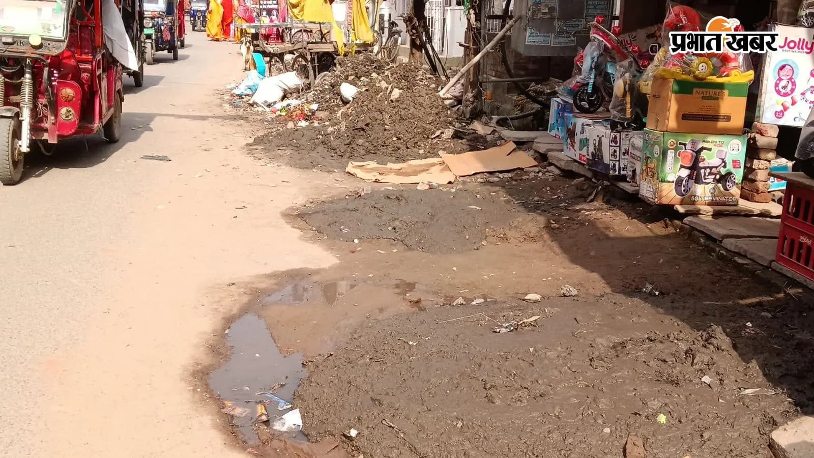 नगर परिषद की लापरवाही से सड़कों पर फैल रहा कचरा, लोगो की बढ़ी परेशानी नगर परिषद की लापरवाही से सड़कों पर फैल रहा कचरा, लोगो की बढ़ी परेशानी