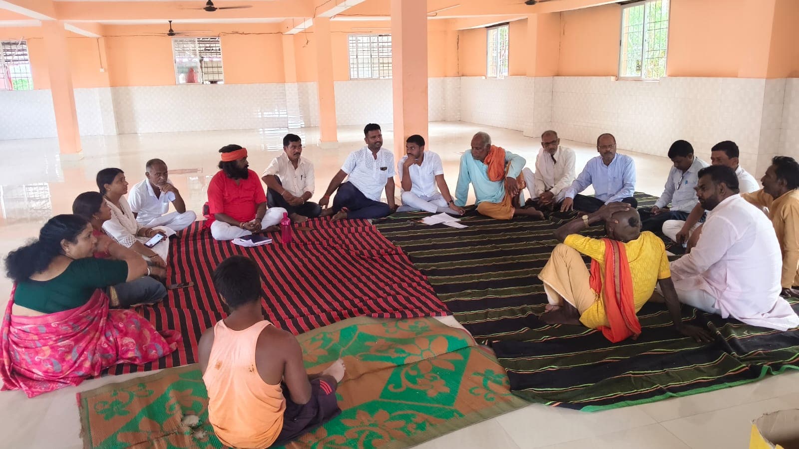 दोमुहानी धाम मंदिर में कांवड़ पदयात्रा की तैयारियों को लेकर बैठक