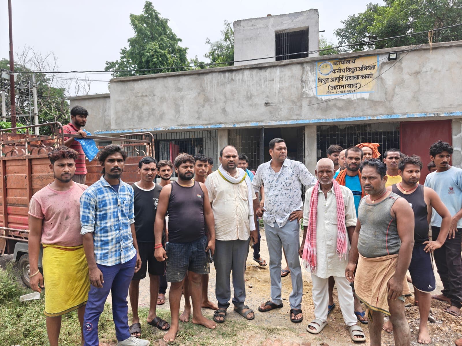 जहानाबाद में खेत के बिजली पोल से करंट लगने से व्यक्ति की मौत, आक्रोशित ग्रामीणों ने ग्रिड कार्यालय पर किया प्रदर्शन