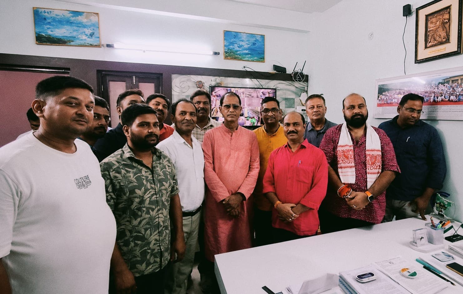 गोपालगंज के हथुआ जंक्शन पर एक्सप्रेस ट्रेनों के ठहराव की उठी मांग, सांसद आलोक कुमार सुमन को सौंपा गया मांग पत्र