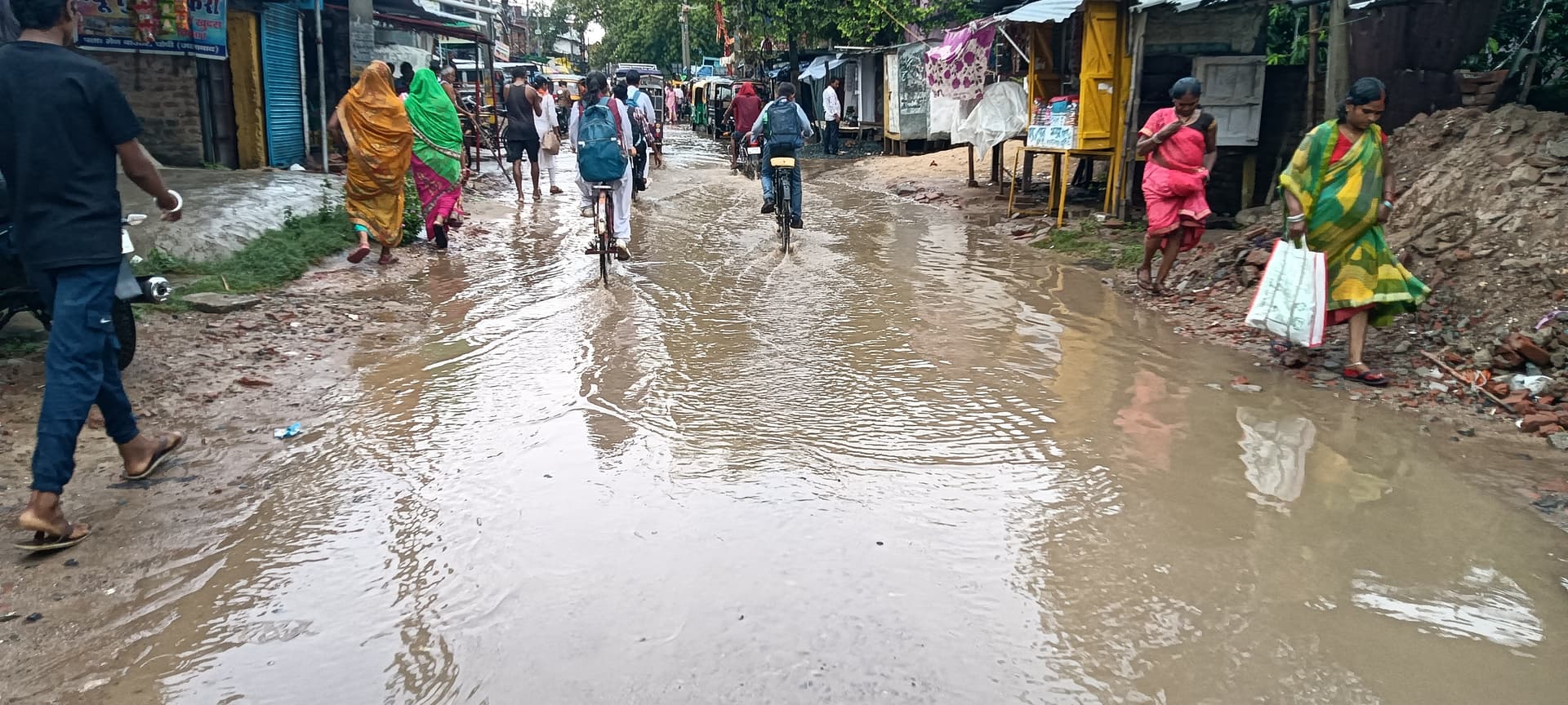 हल्की बारिश में ही डूबा जहानाबाद का घोसी बाजार, पोस्ट ऑफिस और हनुमान मंदिर के पास जलजमाव से लोग परेशान