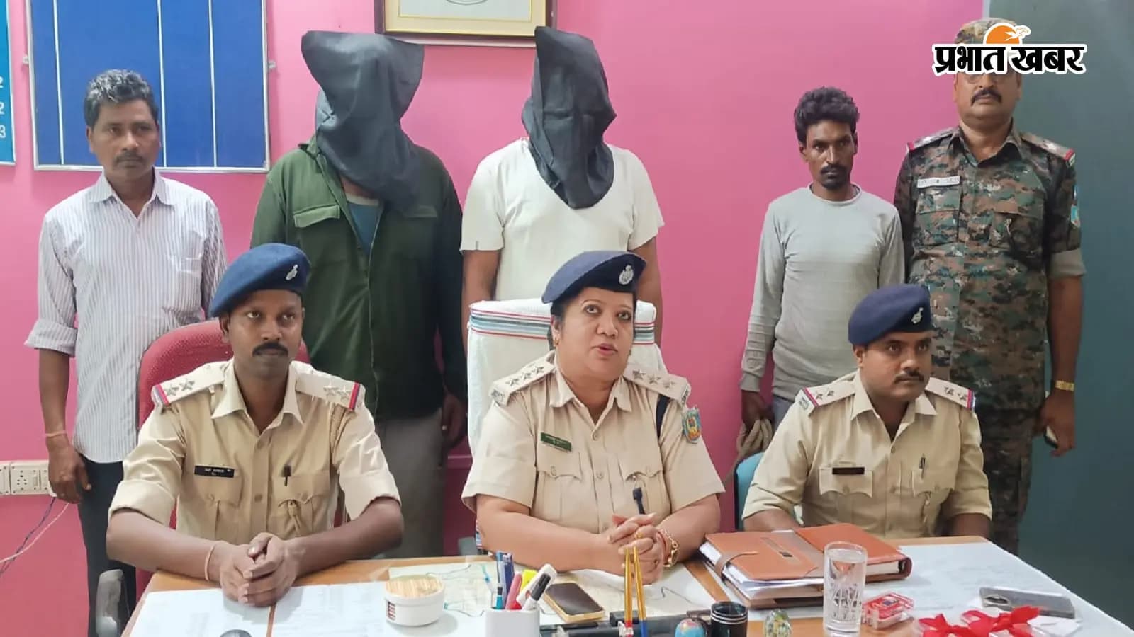 गिरफ्तार आरोपी और जानकारी देते एसडीपीओ श्रदा केरकेट्टा. फोटो: प्रभात खबर गिरफ्तार आरोपी और जानकारी देते एसडीपीओ श्रदा केरकेट्टा. फोटो: प्रभात खबर