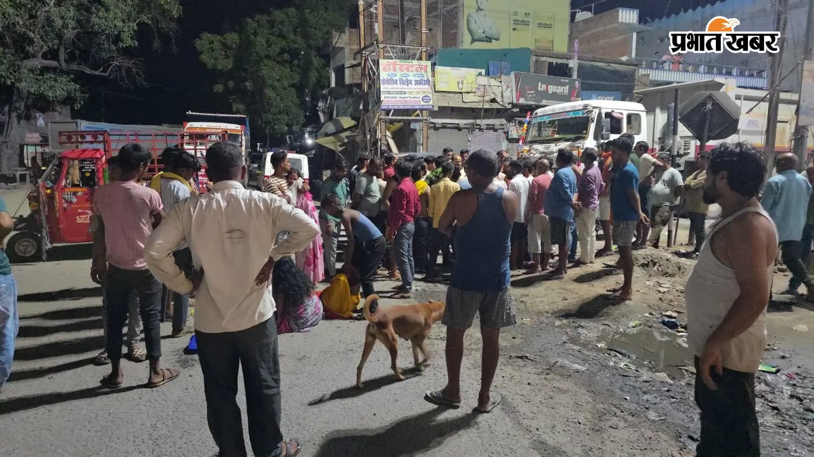 दुर्घटना के बाद मौके पर लगी भीड़