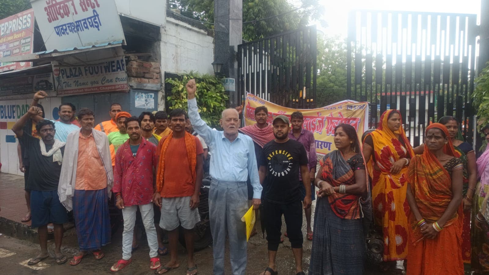 सारण में वेतन वृद्धि की मांग को लेकर नगर निगम कर्मियों का प्रदर्शन,10% बढ़ोतरी और एरियर भुगतान की उठी मांग