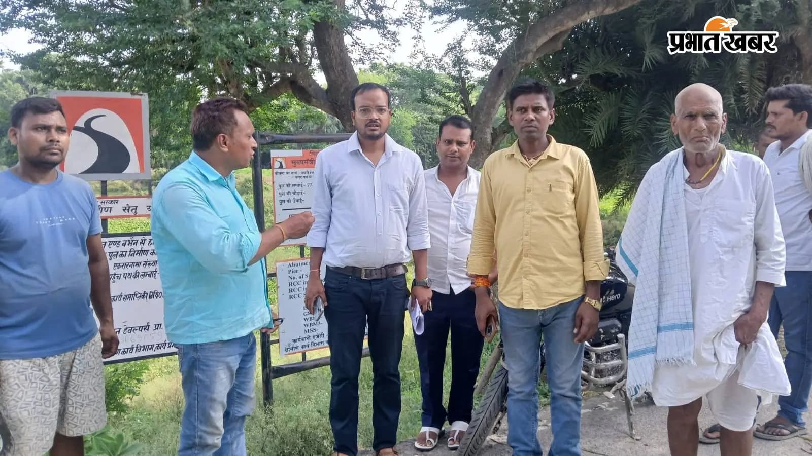 पुल निर्माण कार्य स्थल का निरीक्षण करते हुए विभागीय एसडीओ पुल निर्माण कार्य स्थल का निरीक्षण करते हुए विभागीय एसडीओ