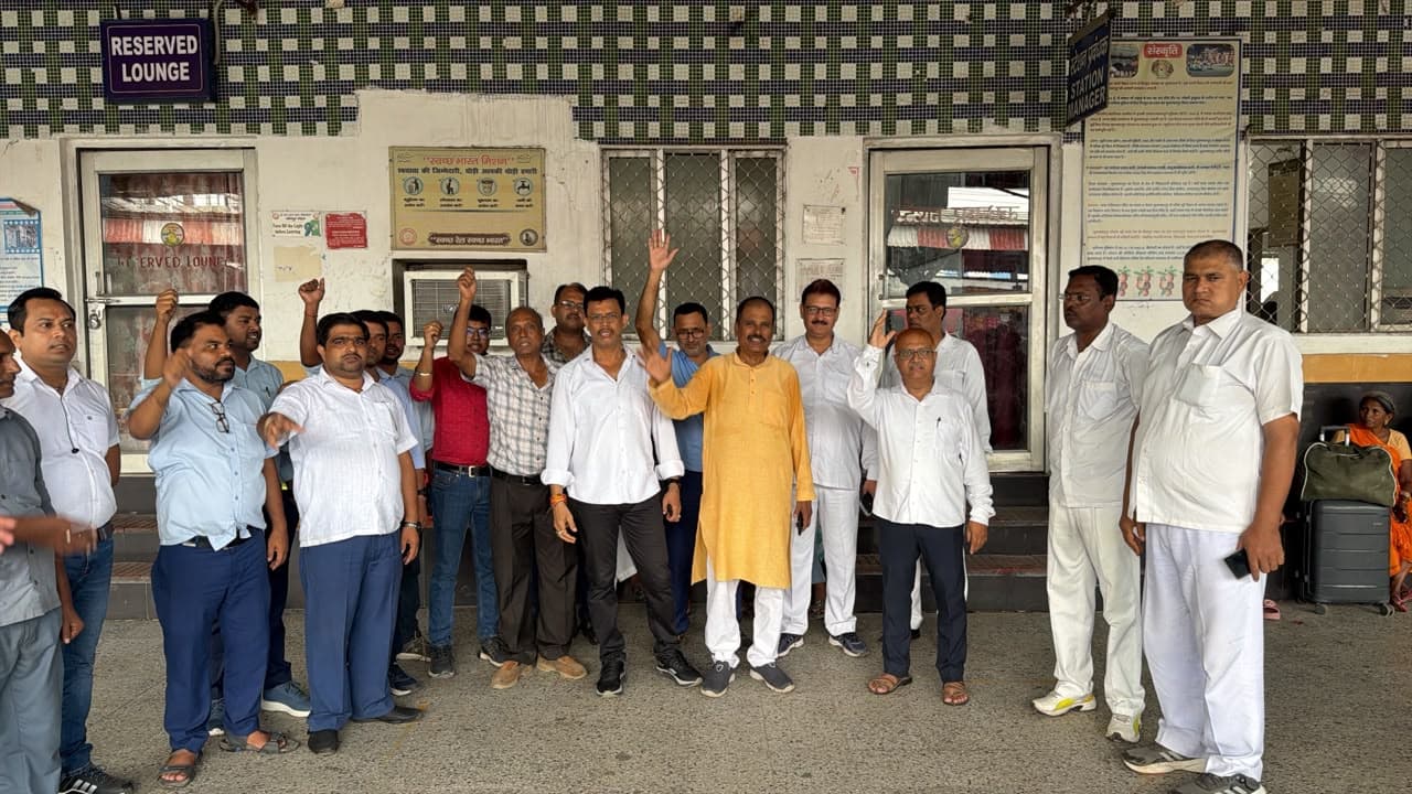 आगरा कैंट घटना के विरोध में रेलकर्मियों का प्रदर्शन, दोषी आरपीएफ कर्मियों पर कार्रवाई की मांग