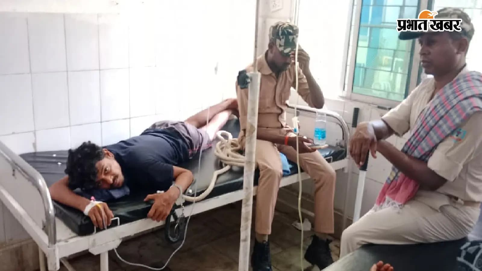 राजमहल उपकारा में सांप के काटने के बाद अनुमंडल अस्पताल में इलाजरत डकैत सोहन कुमार यादव. फोटो: प्रभात खबर
