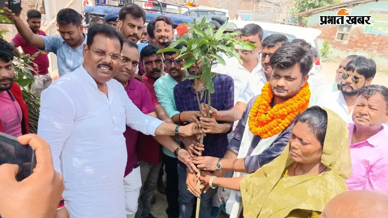 मलमल्ला गांव में राजू के डीएसपी बनने की खुशी में पौधरोपण करते गन्ना उद्योग मंत्री संजय पासवान मलमल्ला गांव में राजू के डीएसपी बनने की खुशी में पौधरोपण करते गन्ना उद्योग मंत्री संजय पासवान