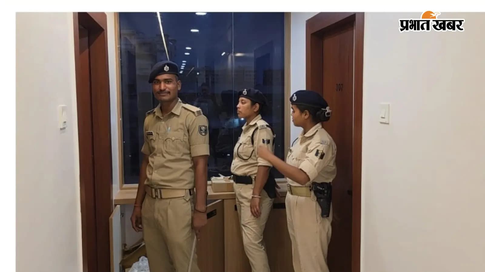 होटल में रेड करती पुलिस होटल में रेड करती पुलिस
