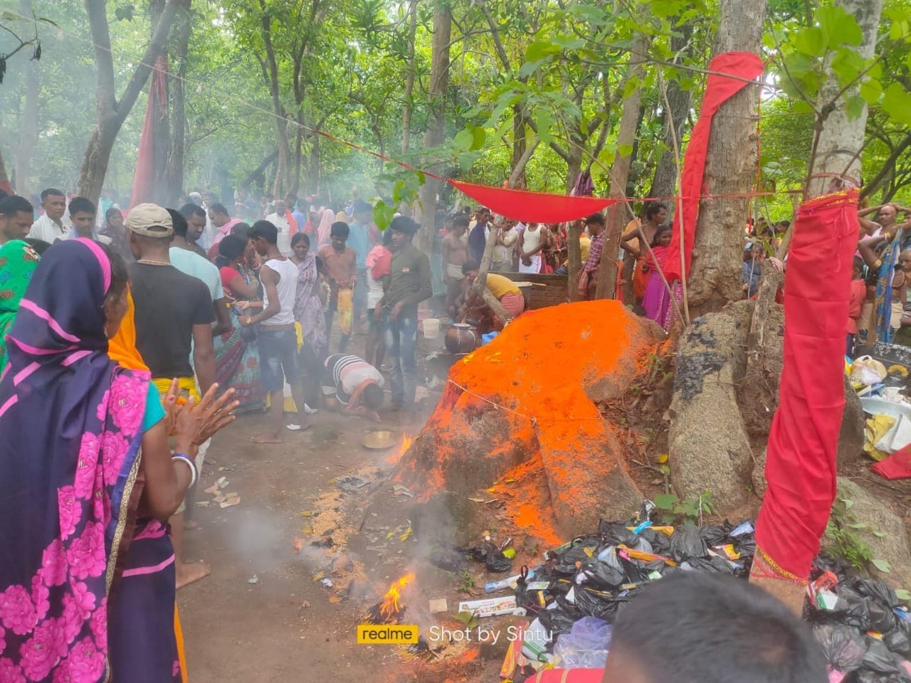कौआकोल में बाबा कहरसेली की वार्षिक उत्सव पर उमड़ा जनसैलाब, हजारों श्रद्धालुओं ने टेका माथा