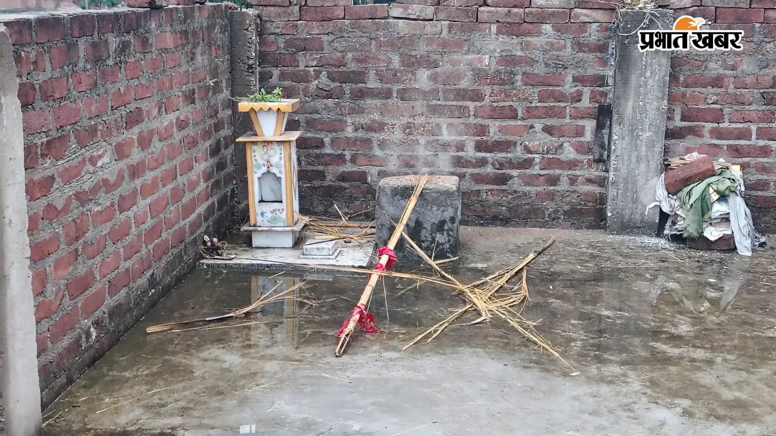 बारिश के बीच घर पर गिरा वज्रपात, बाल-बाल बचा परिवार बारिश के बीच घर पर गिरा वज्रपात, बाल-बाल बचा परिवार
