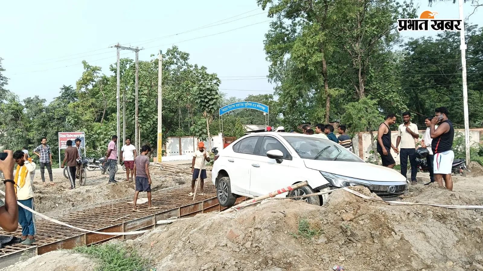 बीएमपी तीन के पास टला बड़ा हादसा, अनियंत्रित कार ने लगायी लंबी छलांग बीएमपी तीन के पास टला बड़ा हादसा, अनियंत्रित कार ने लगायी लंबी छलांग