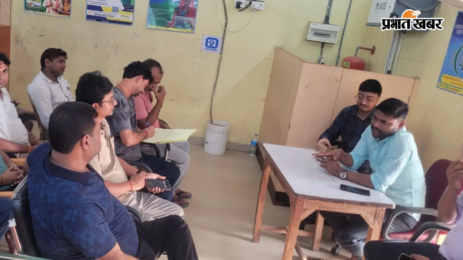 यूको बैंक परिसर में उपभोक्ताओं के साथ प्रबंधक ने की जागरूकता बैठक यूको बैंक परिसर में उपभोक्ताओं के साथ प्रबंधक ने की जागरूकता बैठक