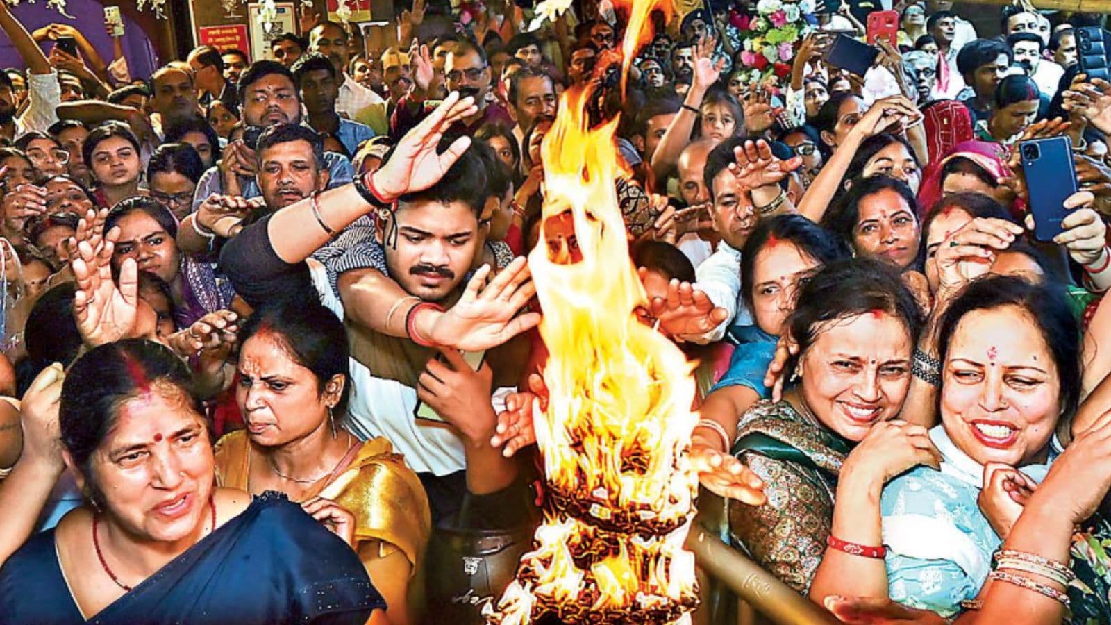 शाम पांच बजे पट खोला गया, 108 दीपों की मंगल आरती हुई 