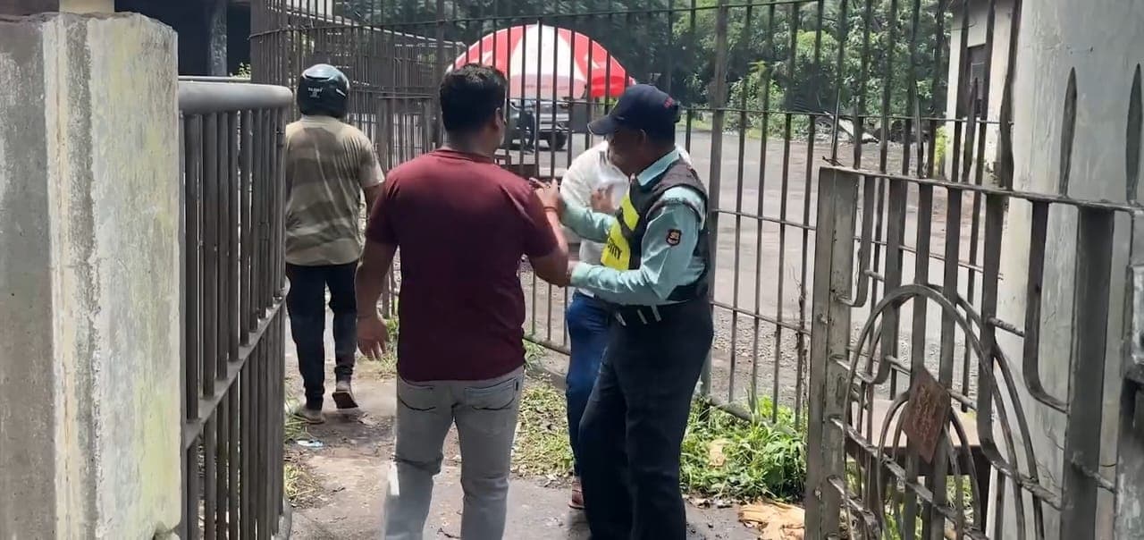 केबल कंपनी गेट पर फूटा 26 साल का आक्रोश, सुरक्षाकर्मियों को खदेड़-खदेड़कर पीटा, तीन घंटे बंद रहा गेट