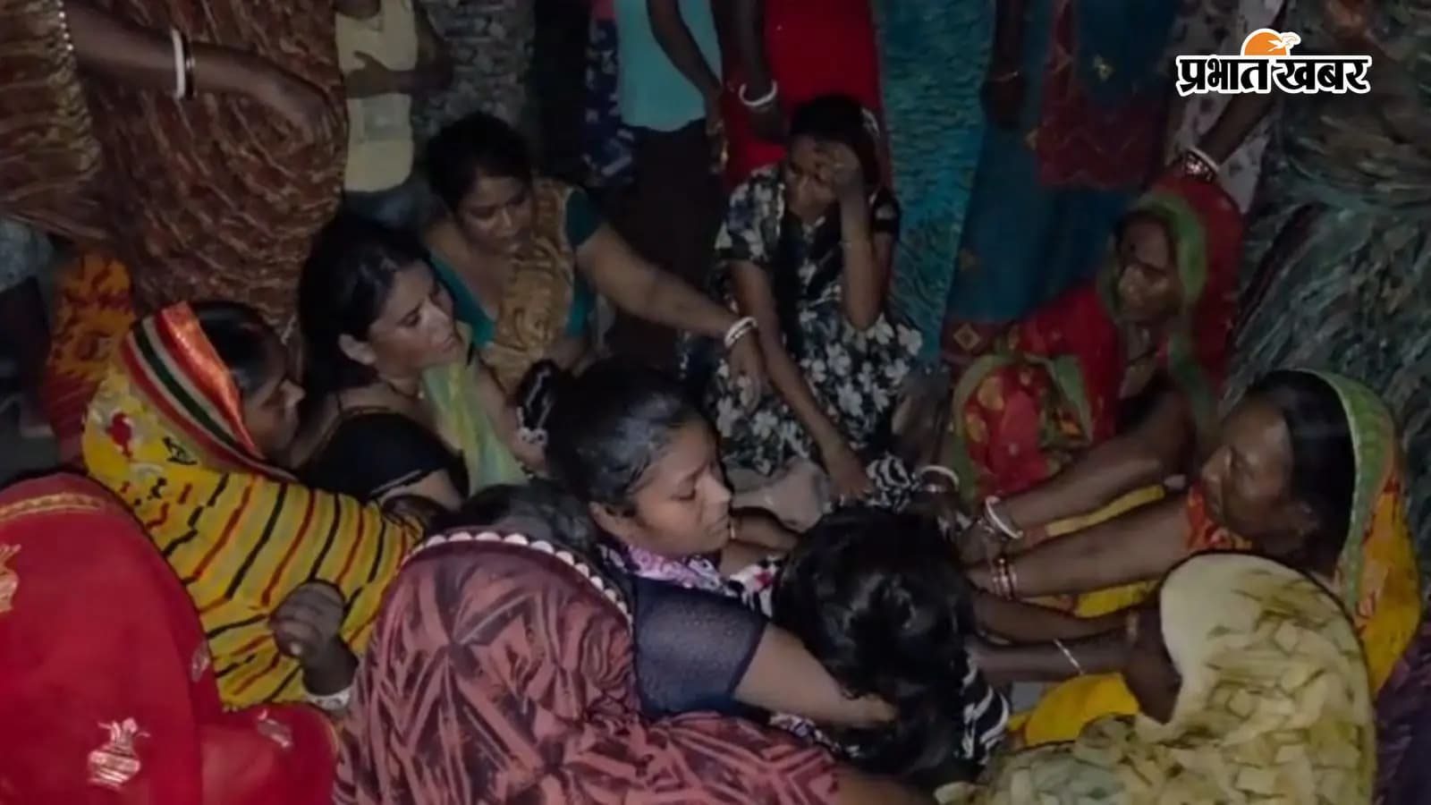 तेज रफ्तार हाइवा से कुचल कर बालक की मौत, आक्रोशित लोगों ने किया सड़क जाम तेज रफ्तार हाइवा से कुचल कर बालक की मौत, आक्रोशित लोगों ने किया सड़क जाम