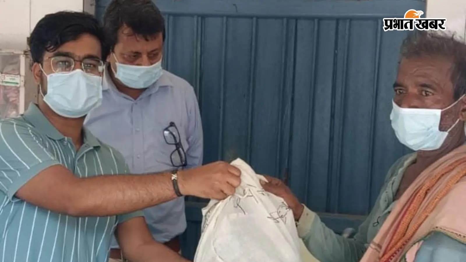 महुआ में टीबी के मरीजों के बीच किया गया पोषाहार वितरण महुआ में टीबी के मरीजों के बीच किया गया पोषाहार वितरण