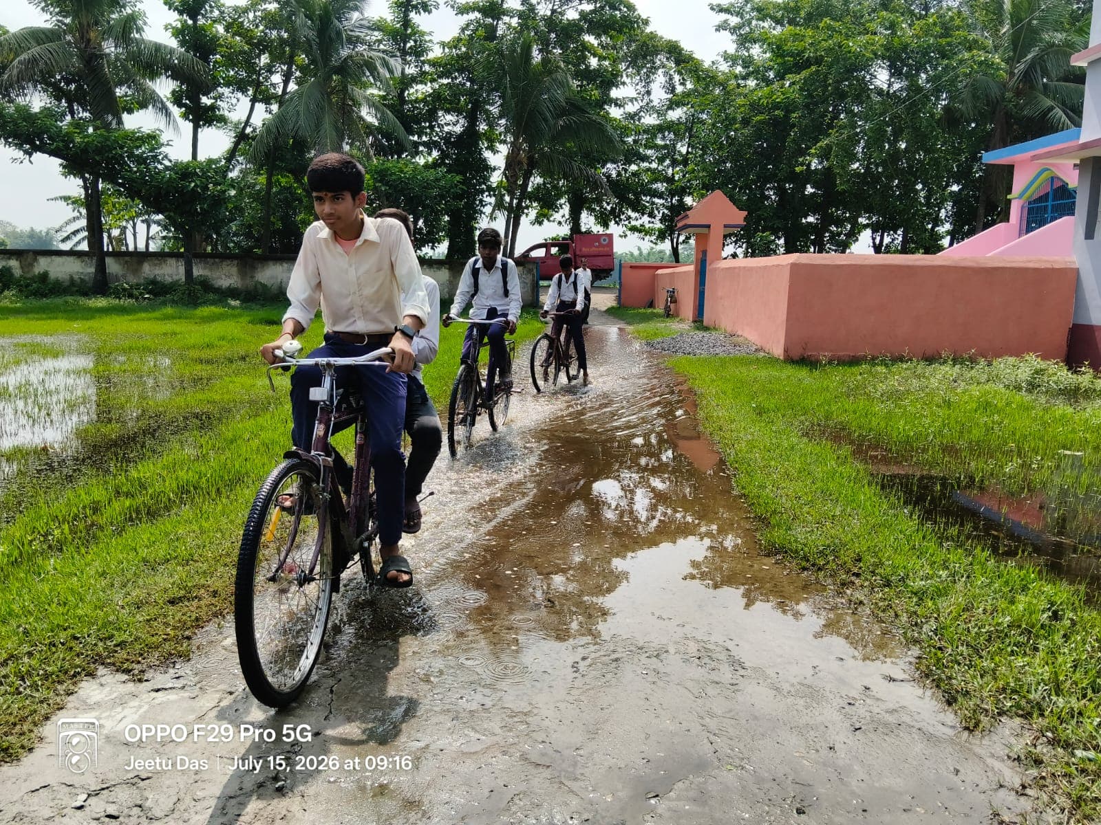 घुटने भर पानी में तैरकर कॉलेज जाने को मजबूर छात्र-छात्राएं, जर्जर सड़क दे रही हादसों को न्योता