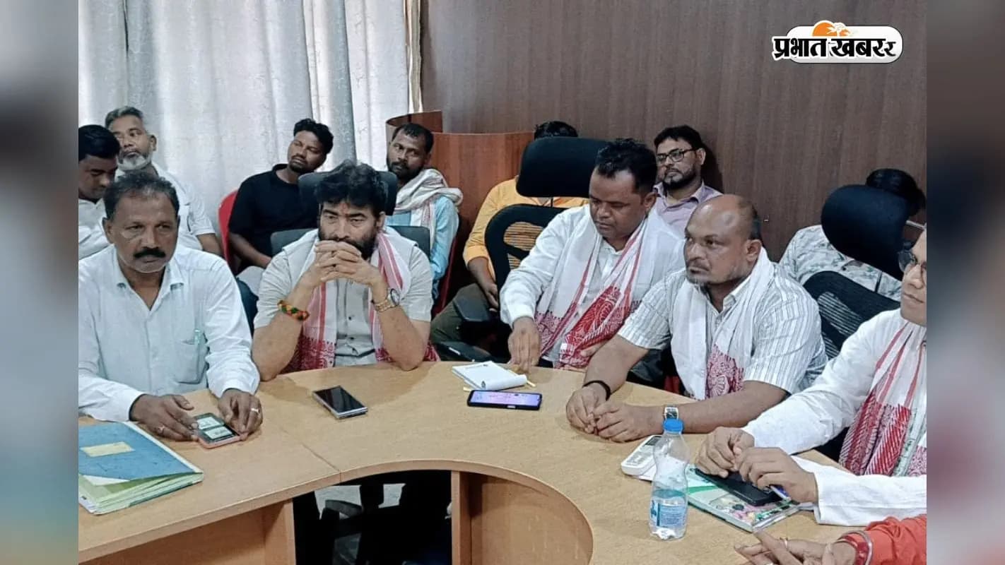 बैठक में उपस्थित झारखण्ड प्रभारी व अन्य नेता 
