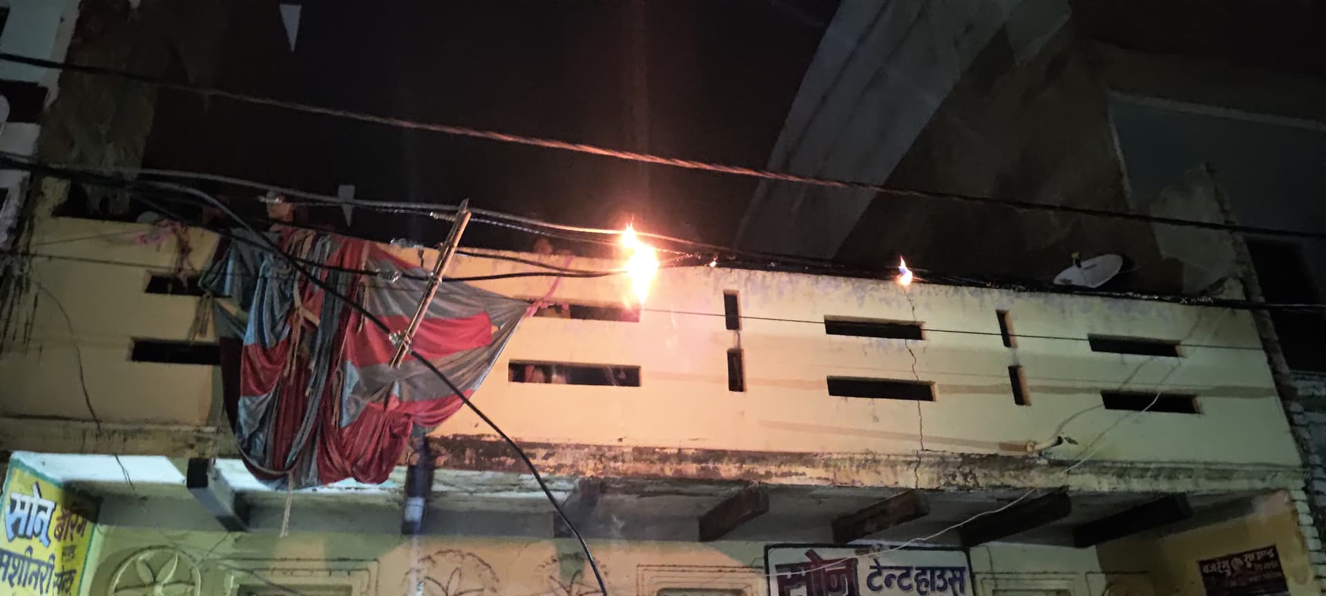 कैमूर:  चैनपुर बाजार में बिजली तार जलने से लोगों में दहशत, बार-बार बिजली कटौती और खराब तारों से दुकानदार व स्थानीय लोग परेशान