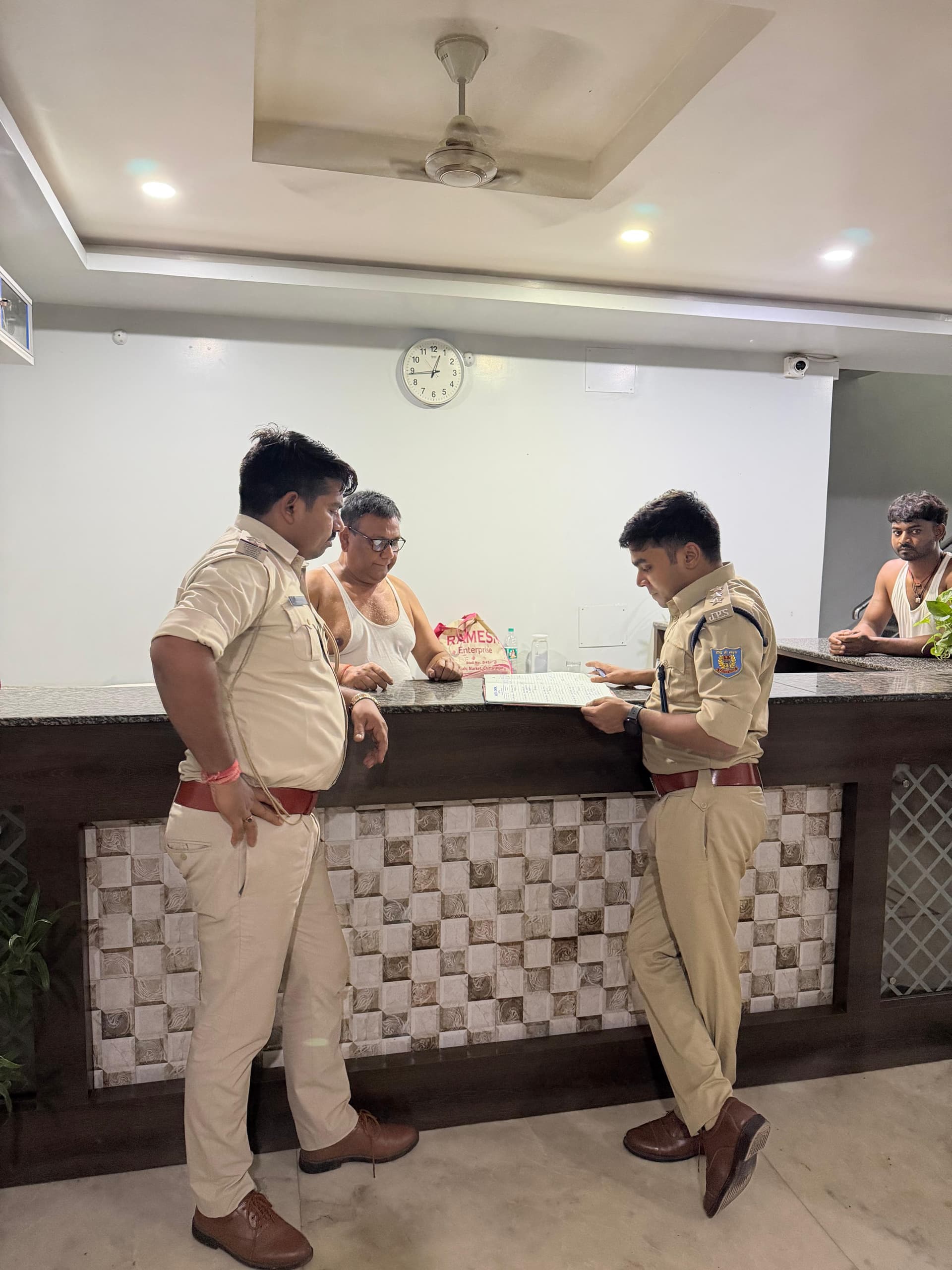 जामताड़ा में देर रात चला होटल-लॉज सत्यापन अभियान, रेलवे स्टेशन व बस स्टैंड पर भी हुई जांच