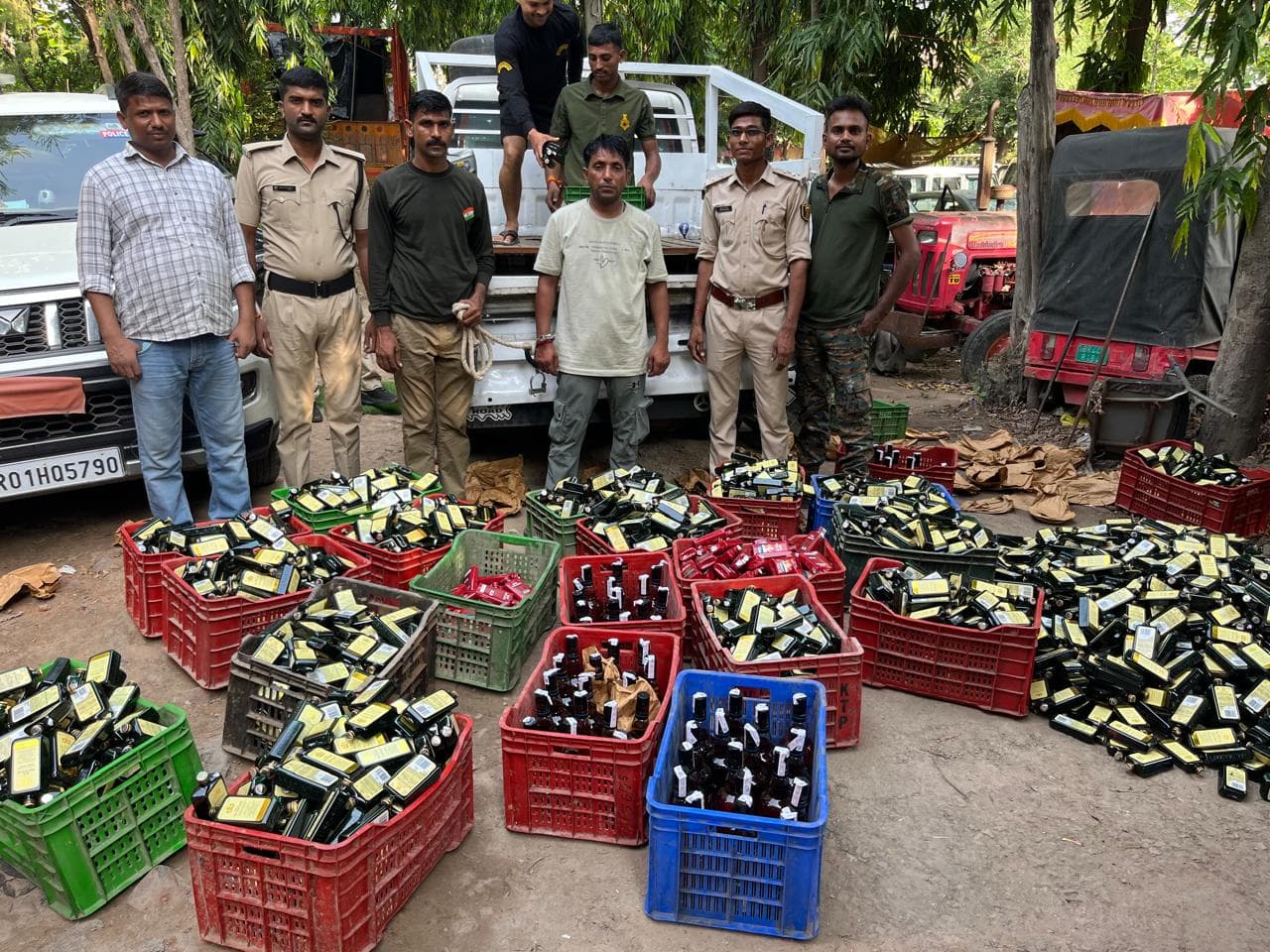 बक्सर में पिकअप वैन के गुप्त तहखाने से 589 लीटर विदेशी शराब बरामद, हरियाणा से पटना जा रही थी खेप, तस्कर गिरफ्तार