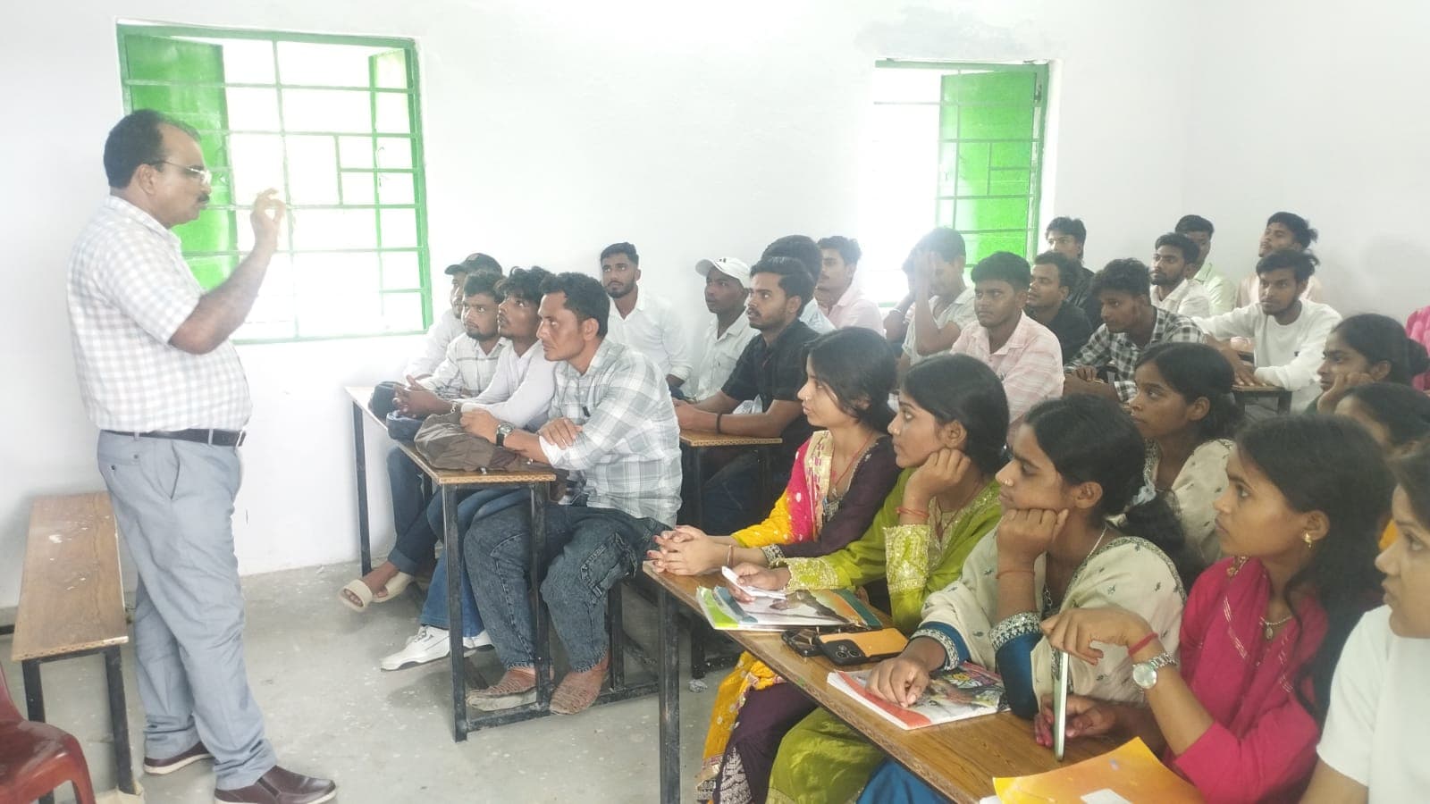 राजकीय महाविद्यालय अमौर में ऐतिहासिक शुरुआत: पूर्णिया विवि के DSW डॉ. अरविंद वर्मा ने खुद ली पहली क्लास