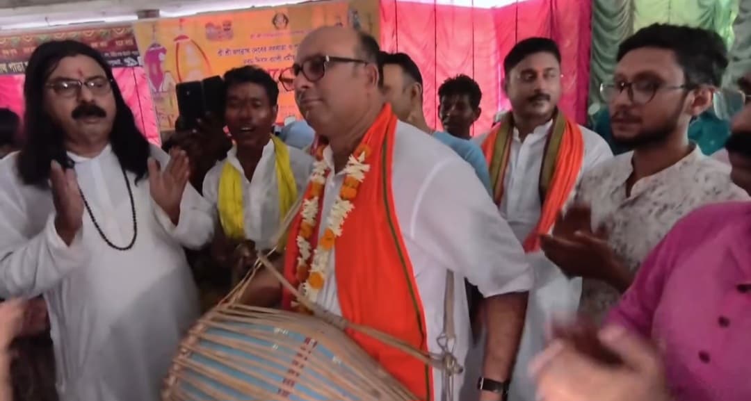58 वर्षों की परंपरा : रामपुरहाट के गणेश मंदिर से निकली रथयात्रा, विधायक ध्रुव साहा ने किया ढोल बजाकर शुभारंभ