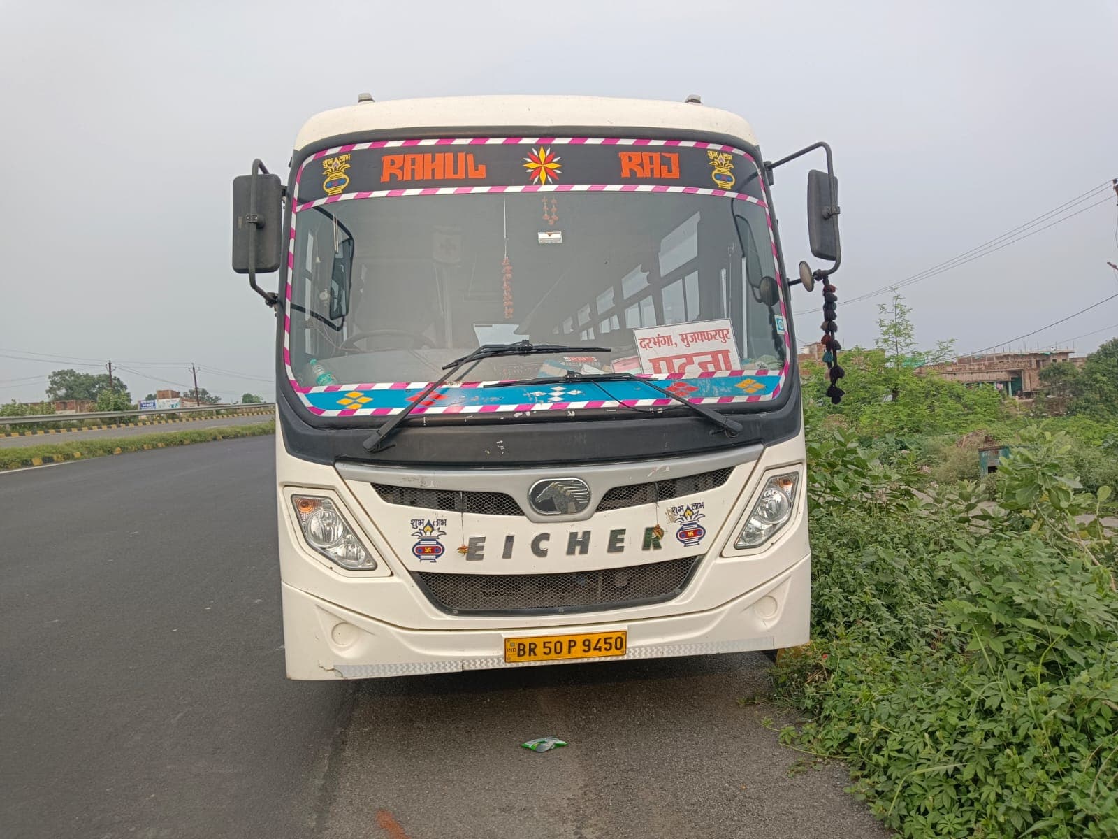 बस-ऑटो की टक्कर में 5 महिलाएं और चालक घायल, बकरी पालन प्रशिक्षण से लौट रही थीं महिलाएं, दो की हालत गंभीर