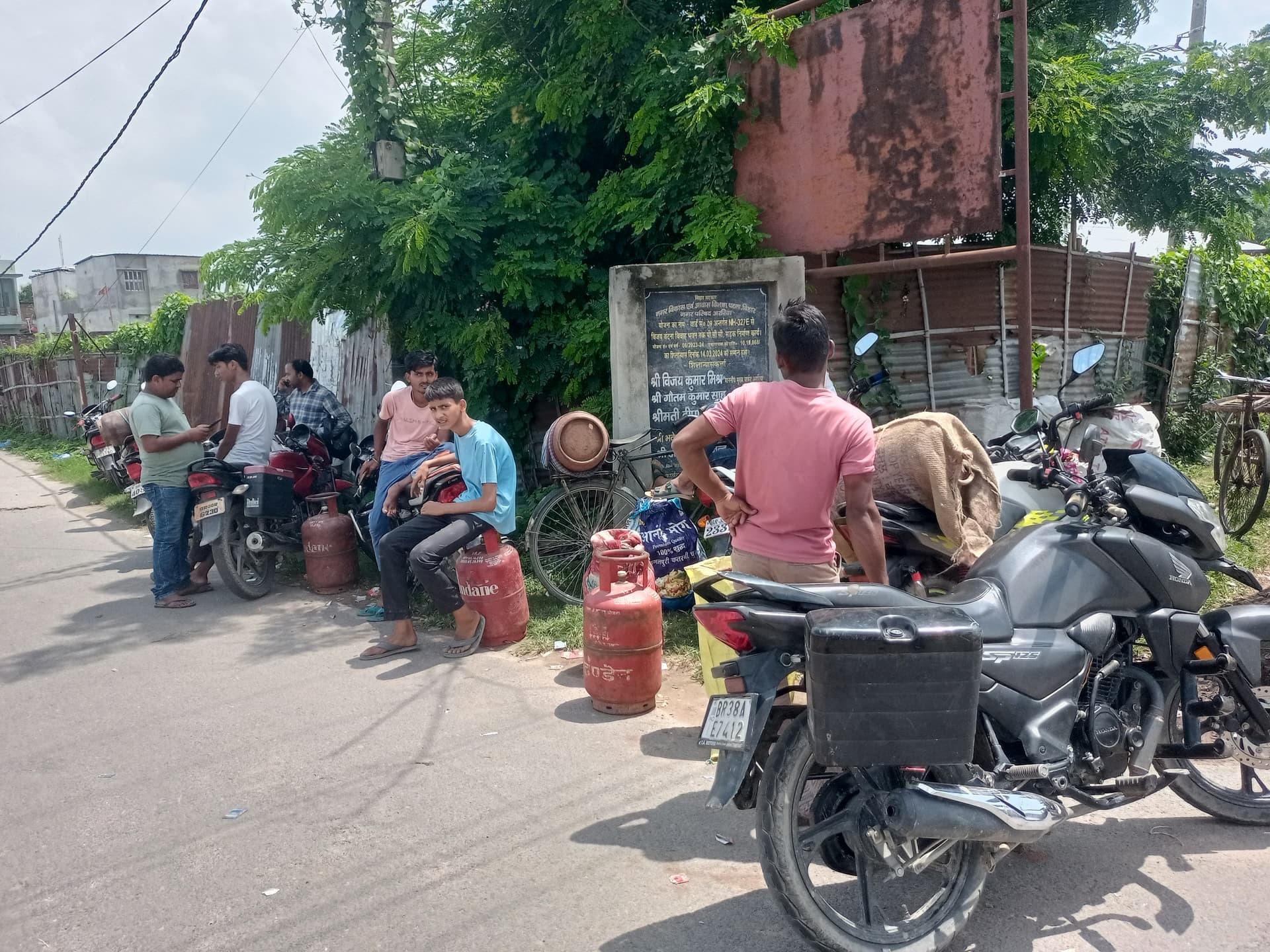 अररिया में रसोई गैस के लिए हाहाकार: सुबह से कतारों में खड़े हो रहे उपभोक्ता, सर्वर डाउन और वेंडरों की मनमानी से बढ़ा संकट