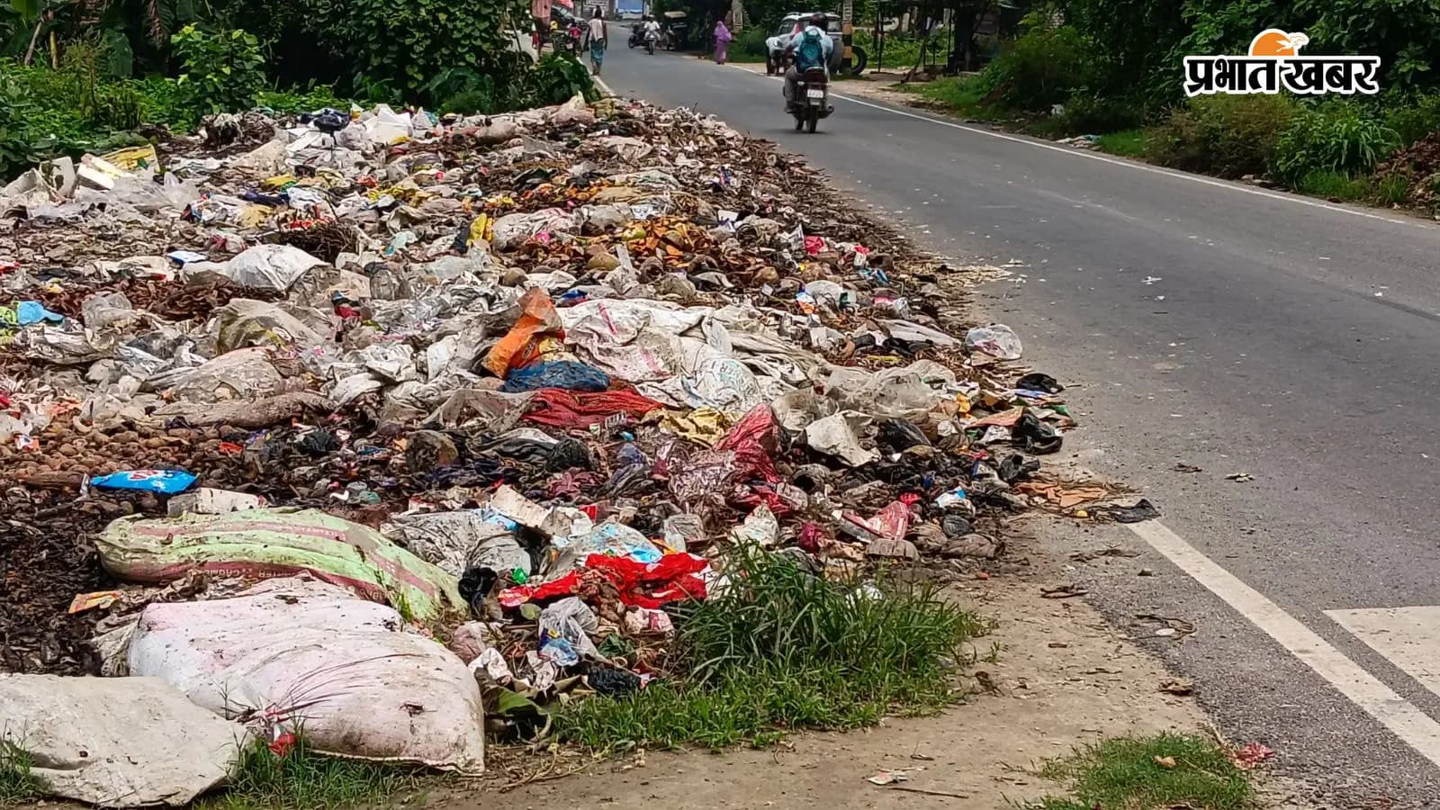 मीरगंज –समउर सड़क पर लाइन बाजार के पास बिखरे नारियल के छिलके और थर्माकोल बढ़ा रहे राहगीरों की मुसीबत मीरगंज –समउर सड़क पर लाइन बाजार के पास बिखरे नारियल के छिलके और थर्माकोल बढ़ा रहे राहगीरों की मुसीबत