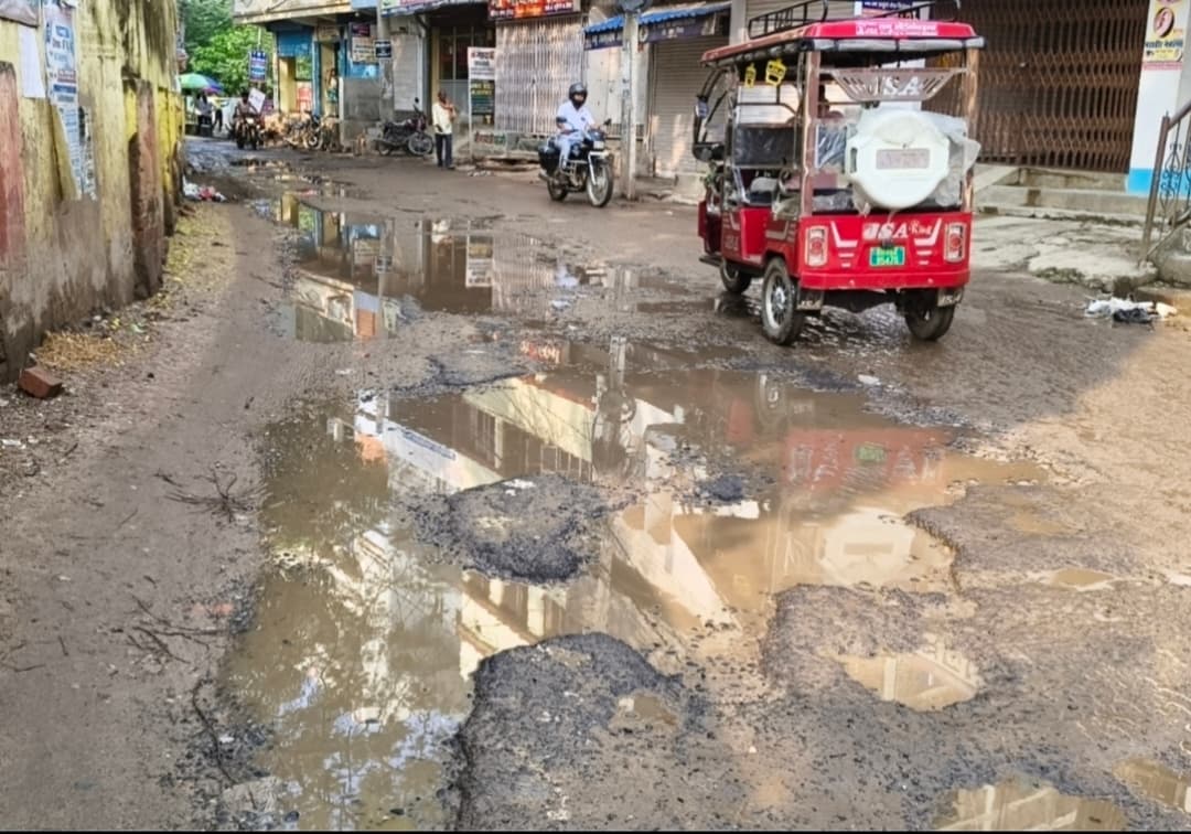 सदर अस्पताल जाने वाली सड़क खुद 'बीमार', 200 मीटर का जर्जर रास्ता मरीजों और एंबुलेंस के लिए बना खतरा