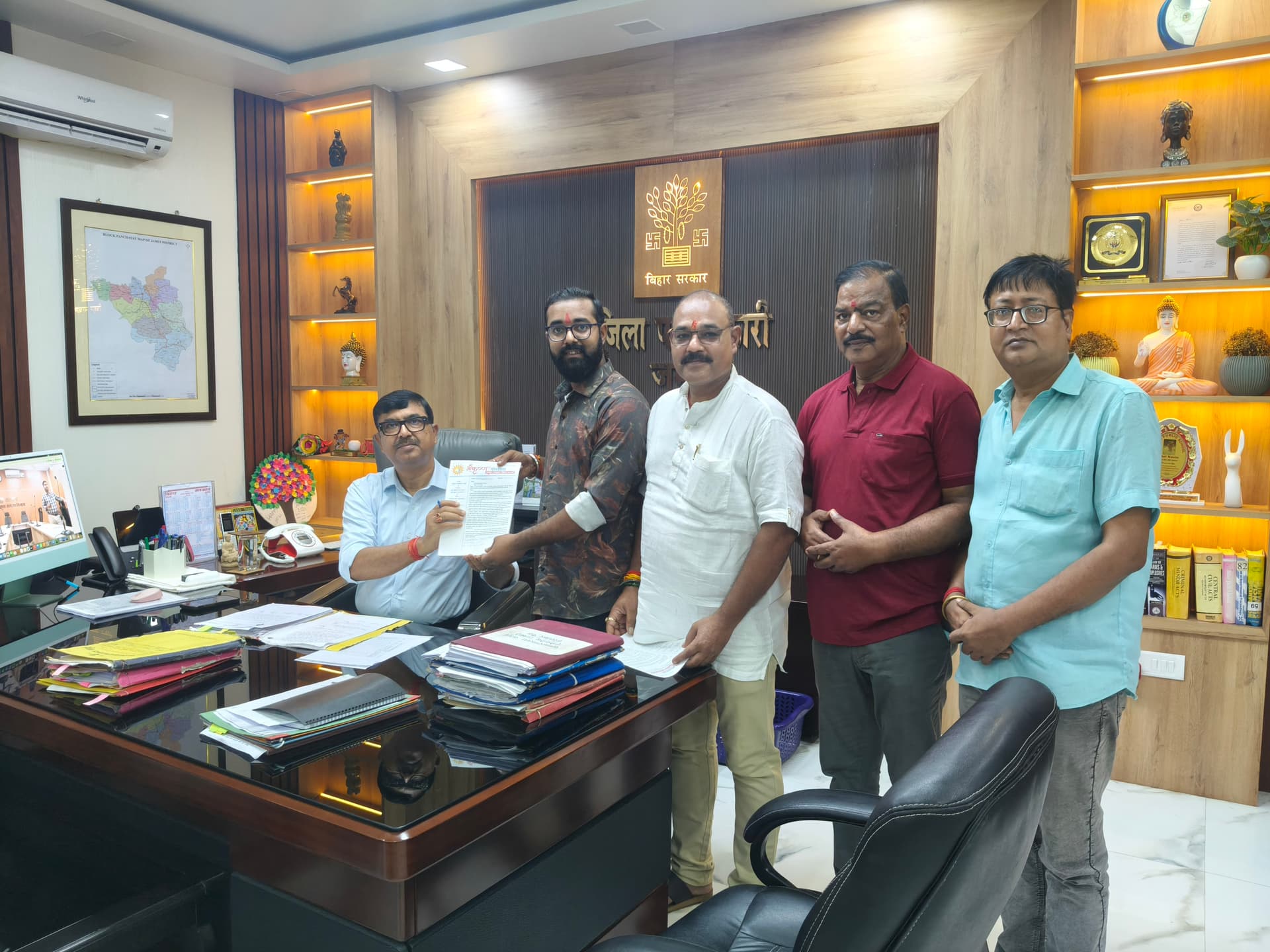 झाझा श्रीकृष्ण गौशाला के विकास को मिलेगी रफ्तार, प्रतिनिधिमंडल ने डीएम से की मुलाकात