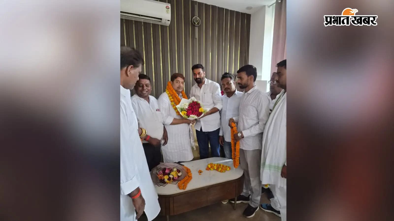 स्वागत करते जिलाध्यक्ष व अन्य 