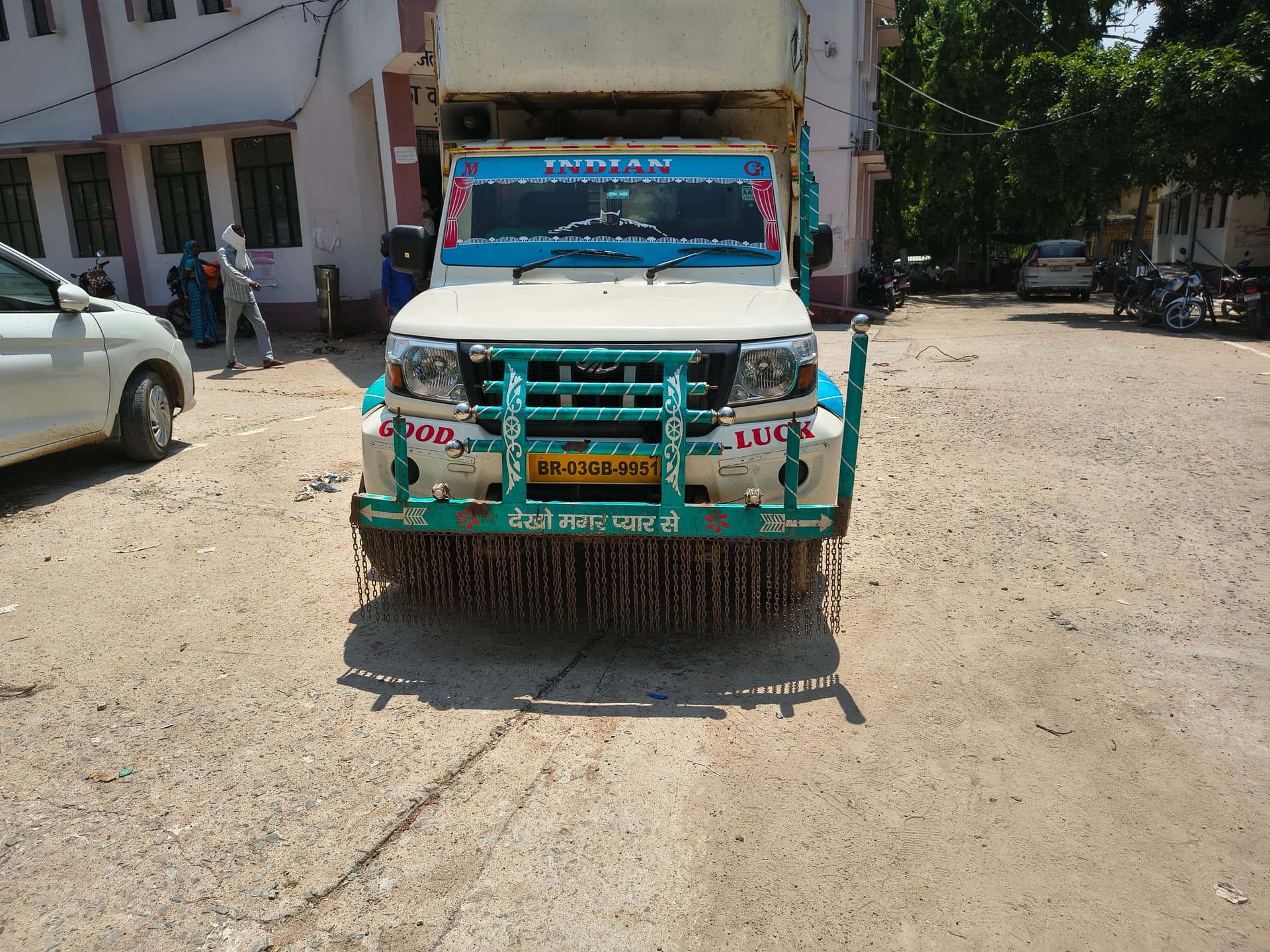 आरा में परीक्षा कॉपी ले जाने वाले पिकअप में मिला प्रतिबंधित मांस, चालक समेत वाहन जब्त