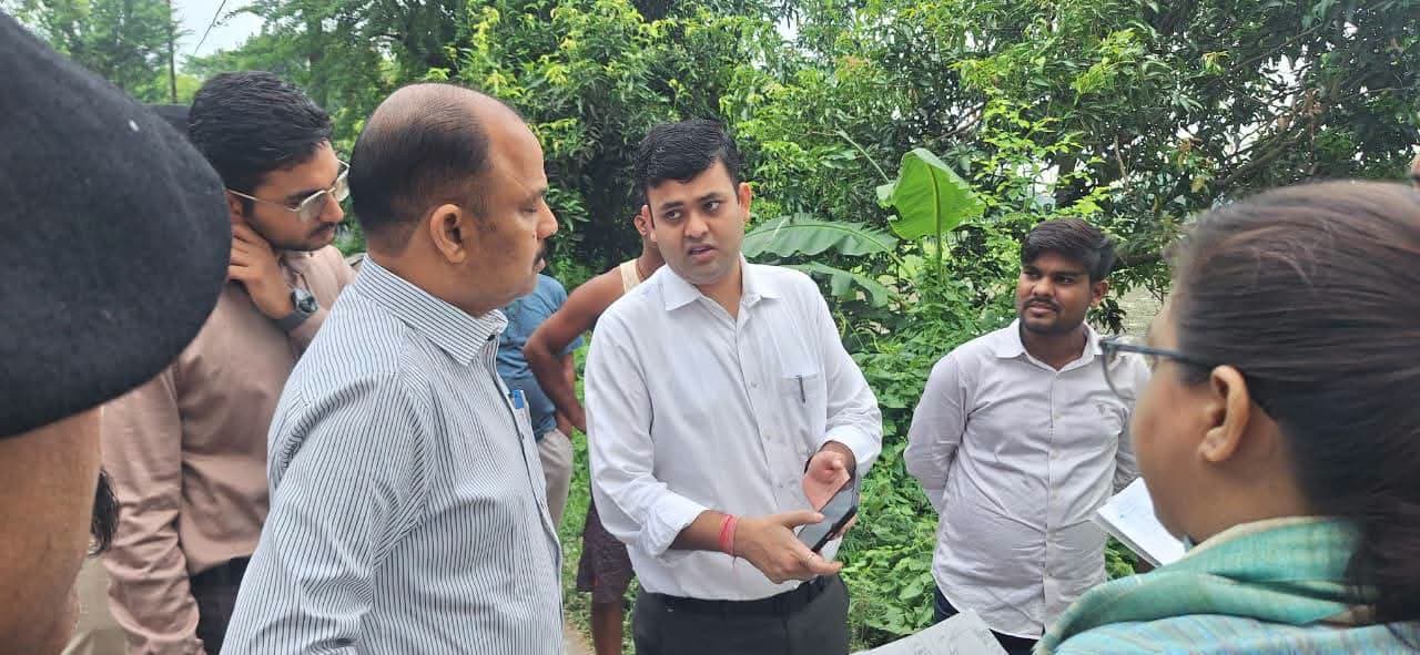 पतरघट में डिग्री कॉलेज की तैयारी तेज, डीएम ने प्रस्तावित भूमि का किया निरीक्षण