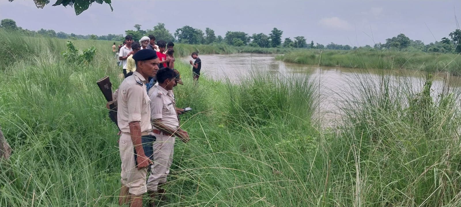 बाढ़ से उफनाई पंडई नदी में डूबे तीन बच्चे, एक लापता, एसडीआरएफ को बुलाया गया