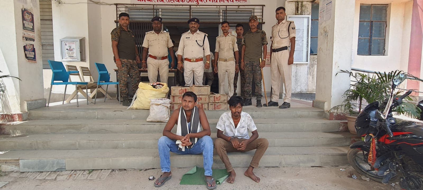 पुराने बस स्टैंड पर मिट्टी के ढेर में छिपी 123 लीटर विदेशी शराब बरामद, दो कारोबारी गिरफ्तार