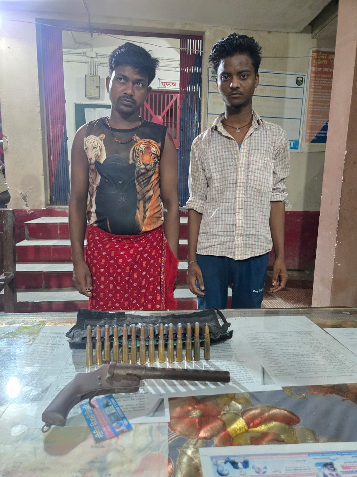 हथियार के साथ वीडियो वायरल, छापेमारी में कट्टा व 14 कारतूस बरामद, दो गिरफ्तार
