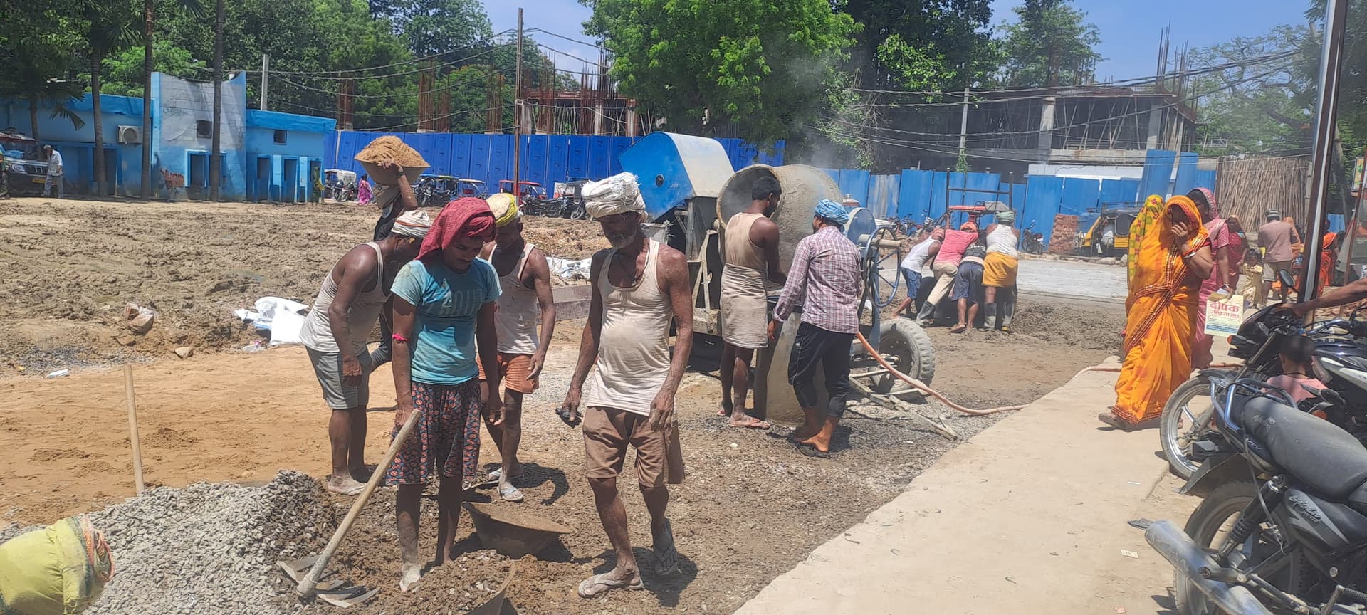 छपरा सदर अस्पताल में बन रही नई सड़क, निर्माण के दौरान मरीजों की सुविधा के लिए चलेगी इंटरकनेक्ट एंबुलेंस सेवा