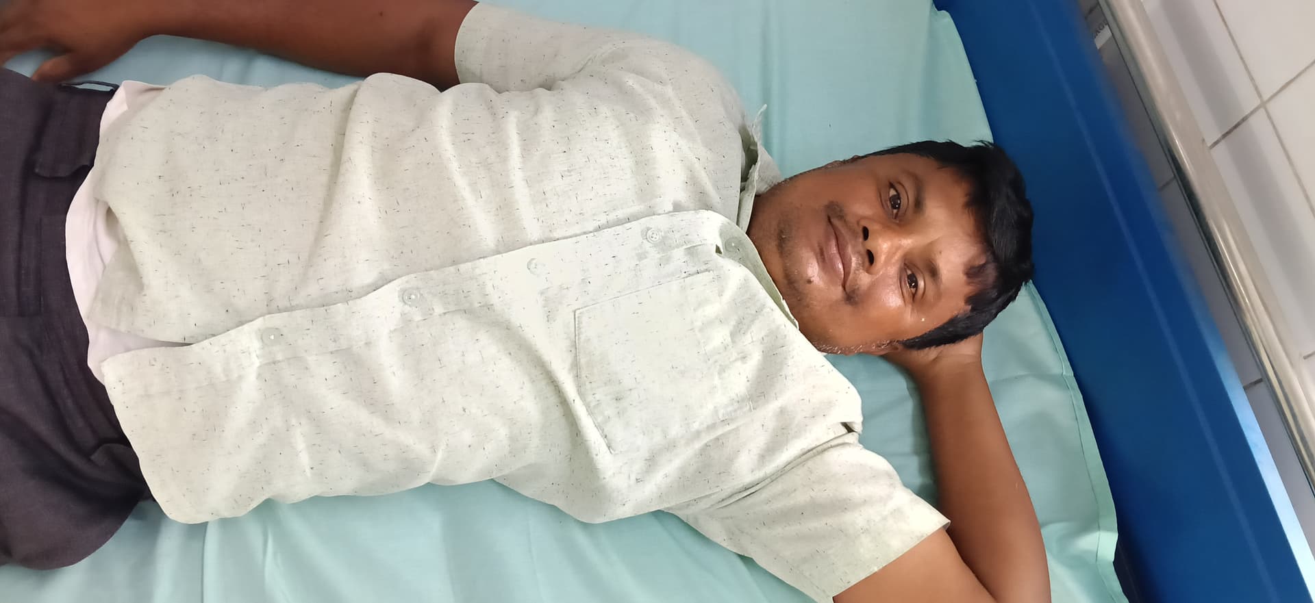 खेत में घास काट रहे किसान को हाथ में सांप ने काटा