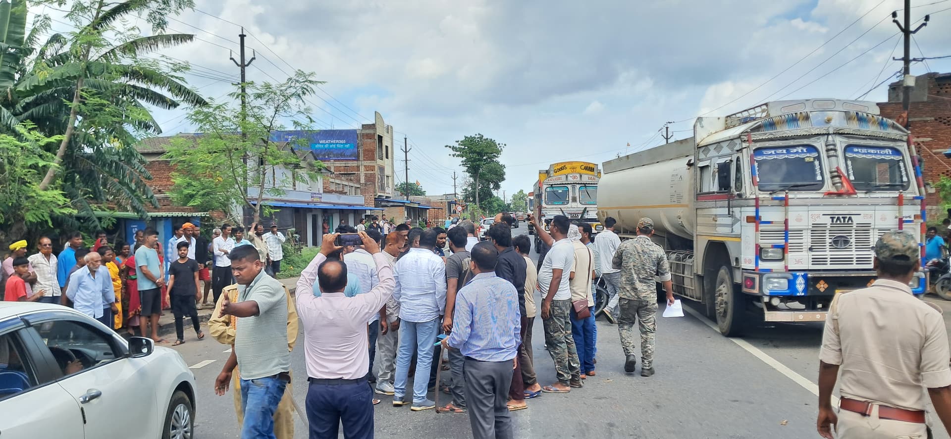 ट्रक की टक्कर में महिला की मौत के बाद फूटा लोगों का गुस्सा, आधे घंटे तक जाम रहा एनएच-23