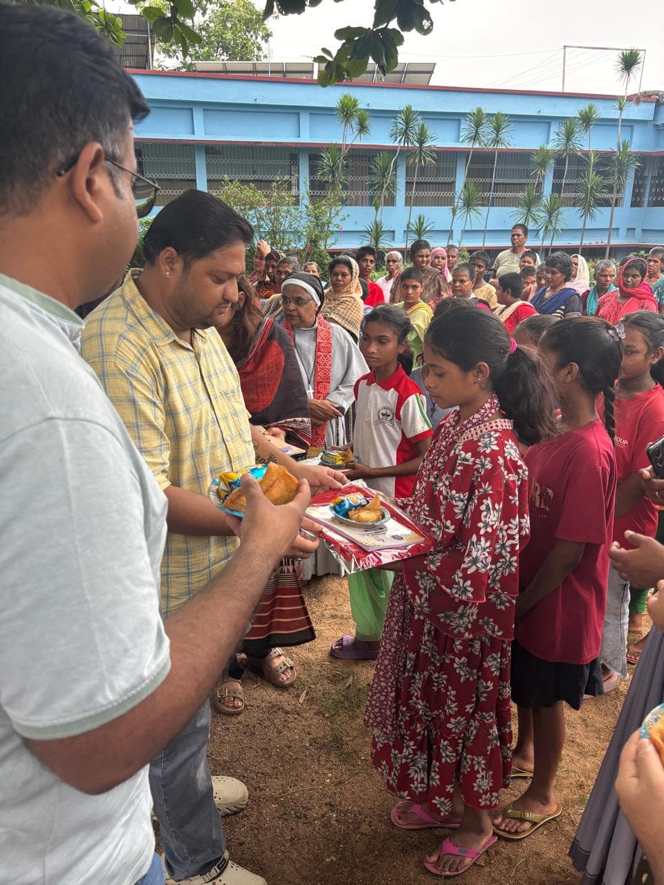 मरीजों के बीच खाद्य सामग्री का वितरण