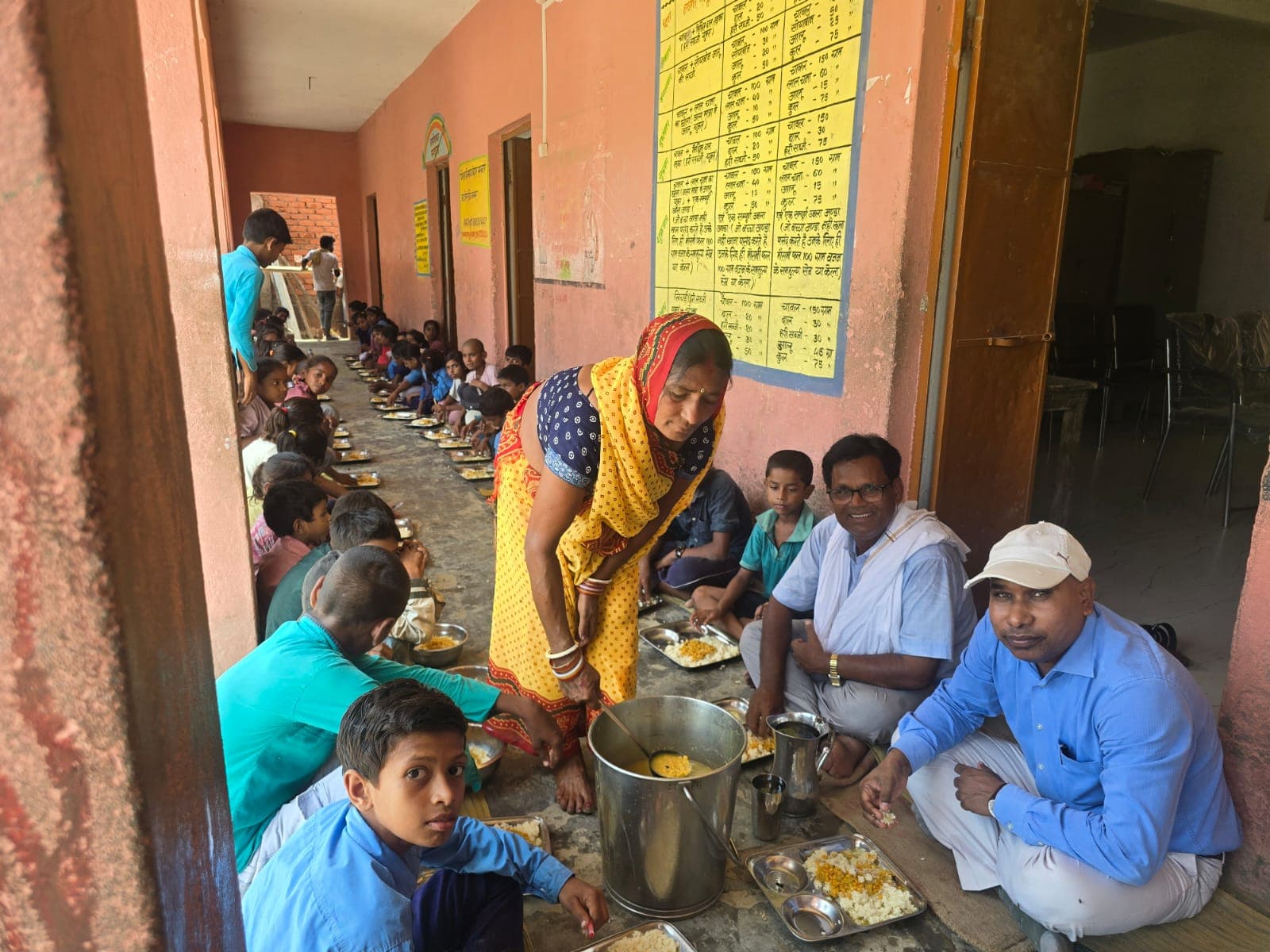 बच्चों के साथ बैठकर खाना खाया, फिर स्कूल की व्यवस्था देख बीडीओ ने दिए सख्त निर्देश